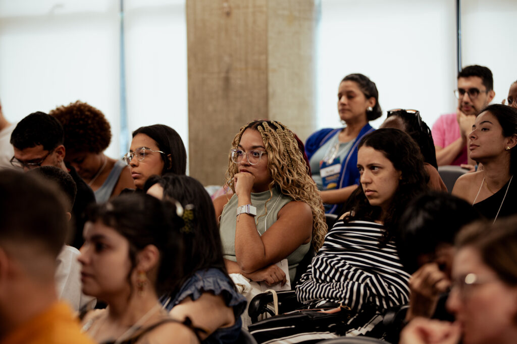 Candidato refletindo se tem o perfil de impacto do Trainee Ensina