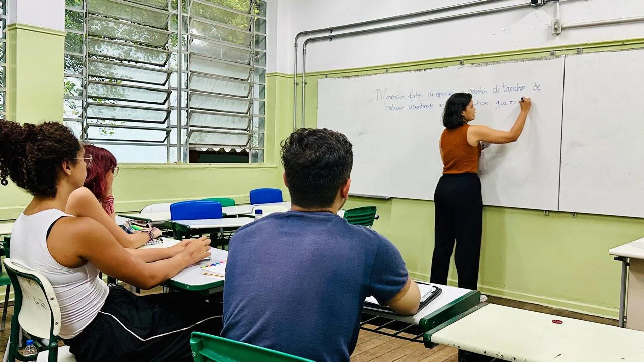 Professora do Trainee Ensina em sala de aula de escola pública