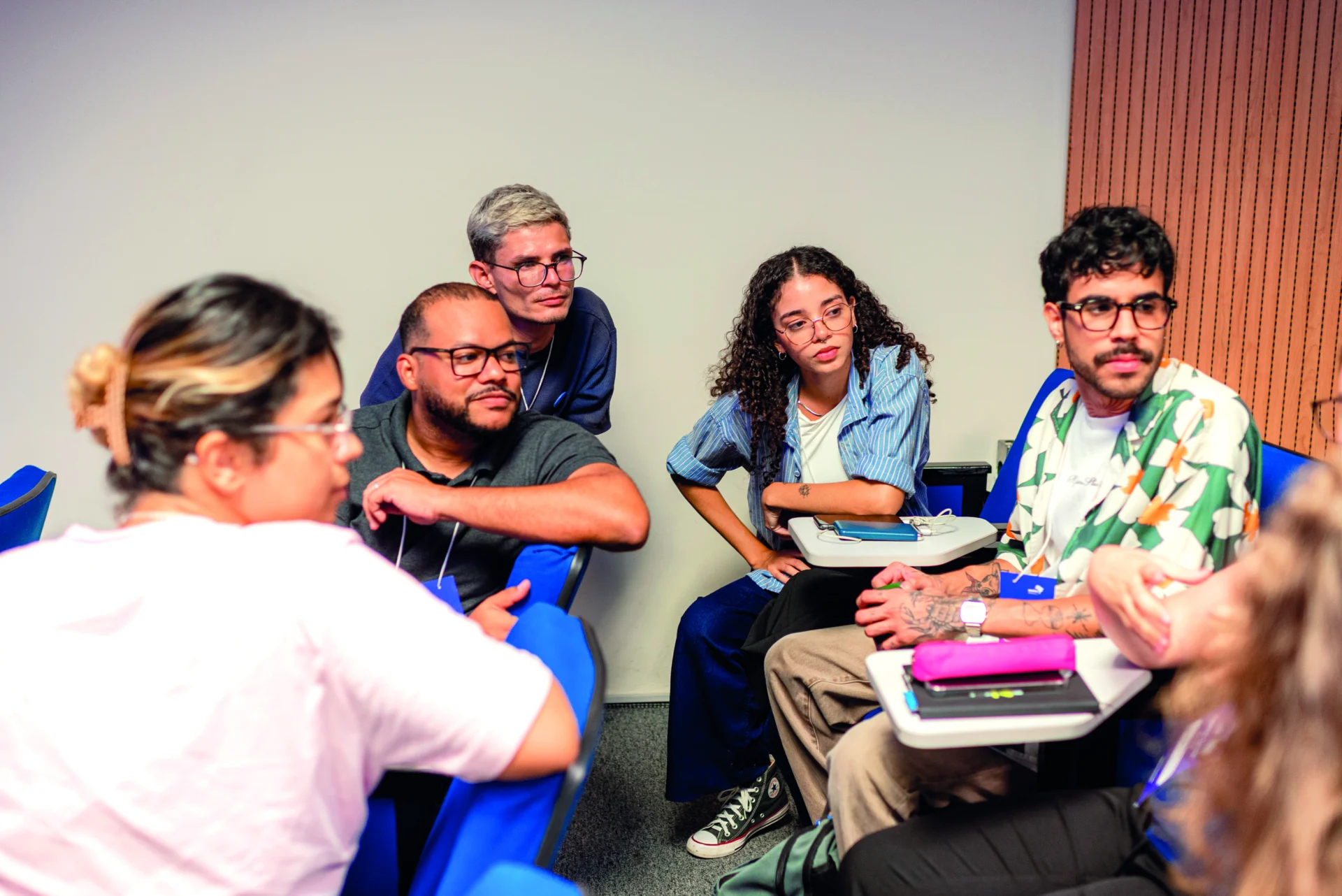 Ensina formada Publicidade orienta estudantes no uso de recursos digitais em sala de aula de escola pública.